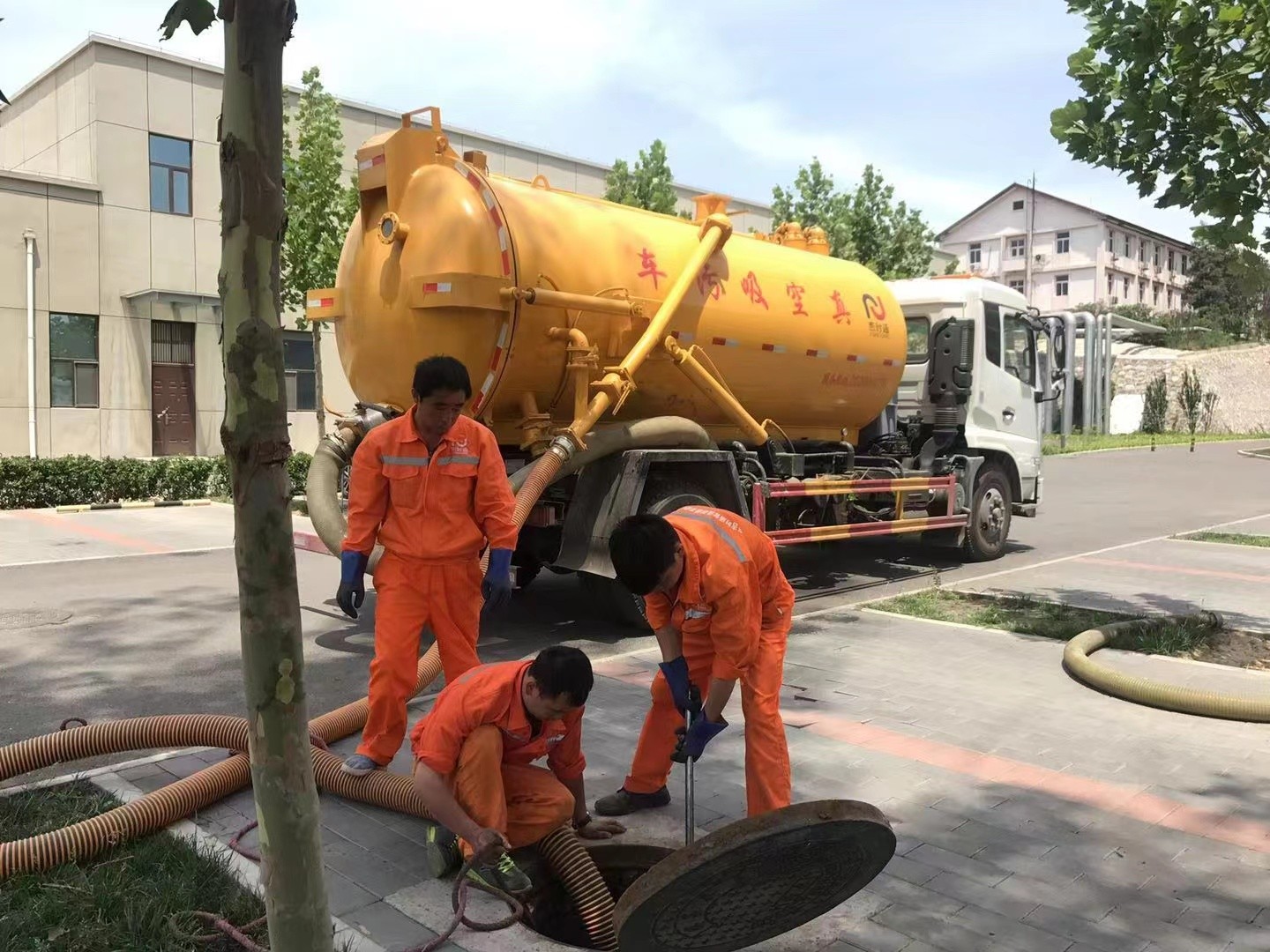 洪雅管道疏通车停在窨井附近