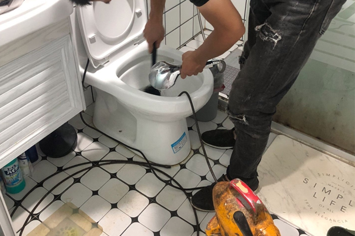 洪雅马桶堵塞自己疏通还是找师傅?专业上门服务让你省时更省心
